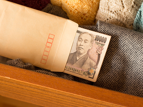 Japanese Yen Shows Volatility Amid Speculation of Intervention