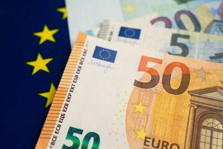 Euro Shrugs Off ECB Hike as Traders Refocus on Rising US-Iran Risks