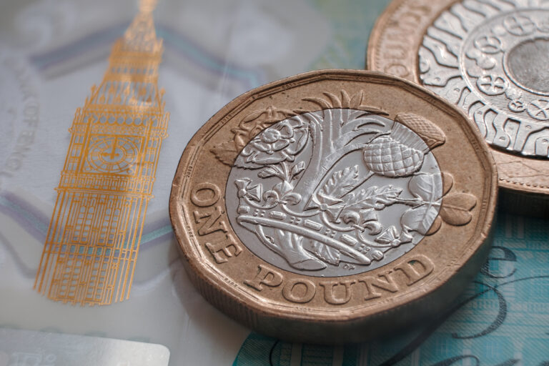 GBP/USD Shrugs Off Starmer’s Resignation as 1.3000 Matters More Than Downing Street