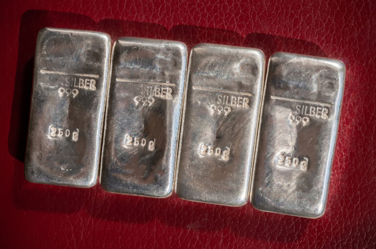 Silver Breakout Attempt Builds as Hormuz Hopes Reshape Fed Expectations